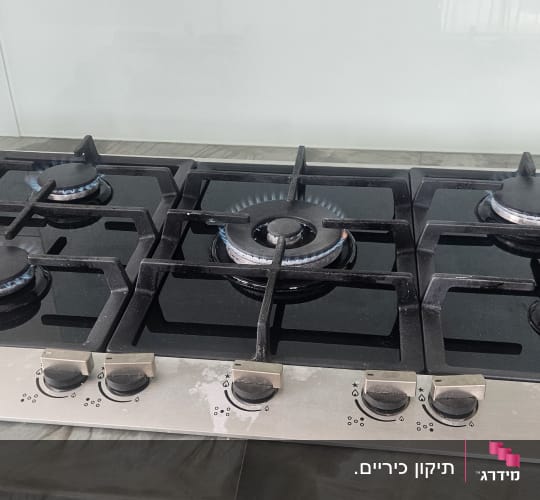 כיריים גז עם חמישה מבערים דולקים